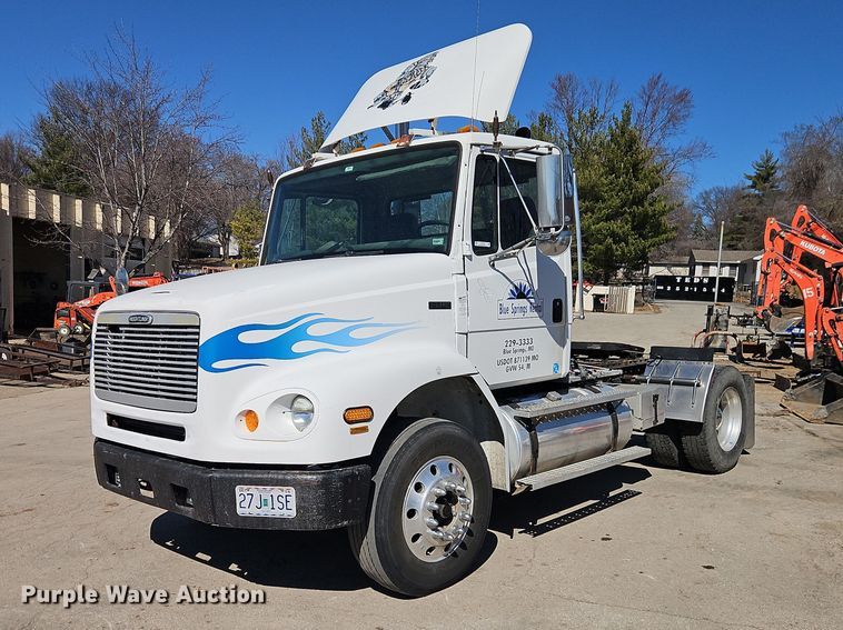 2002 Freightliner FL112 semi truck - EO7047