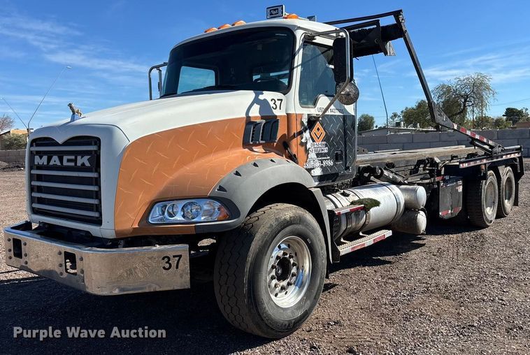 2017 Mack GU813 roll-off container truck - ER7507