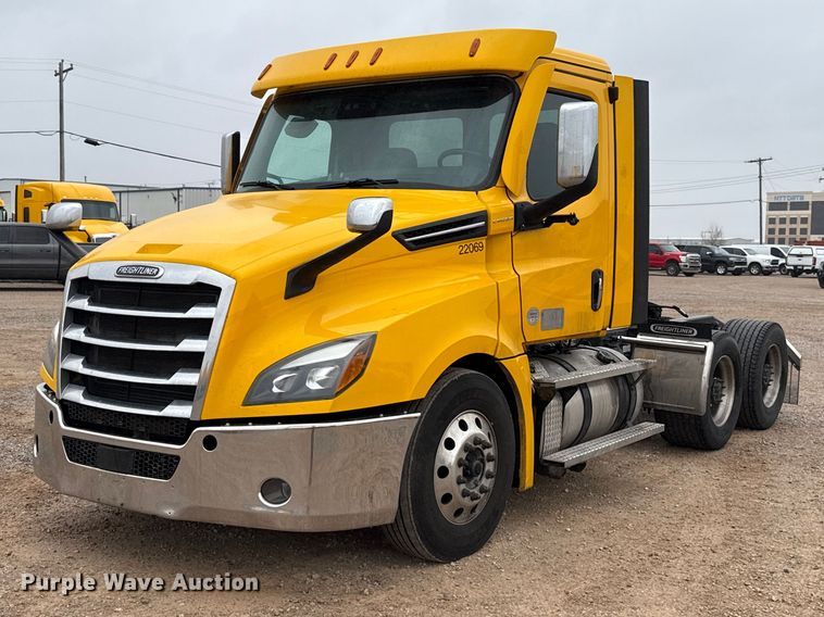 2022 Freightliner Cascadia 126 semi truck - ES5945