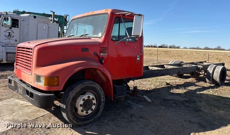 2000 International 4700 Low Profile truck cab and chassis - ES8555