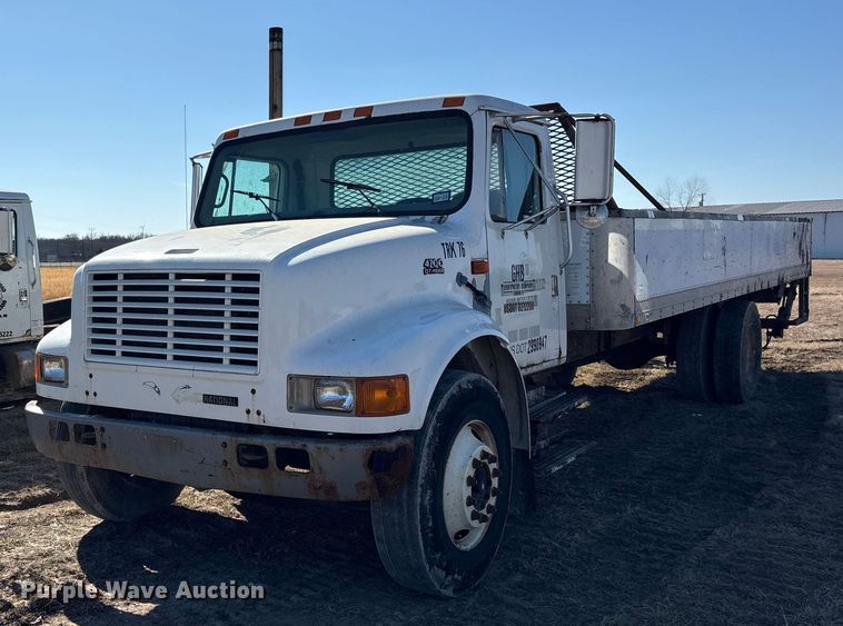 1999 International 4700 flatbed truck - ES8556