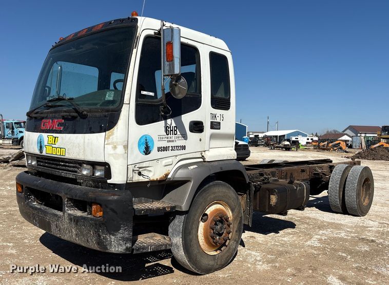 2005 GMC T-series truck cab and chassis - ES8559