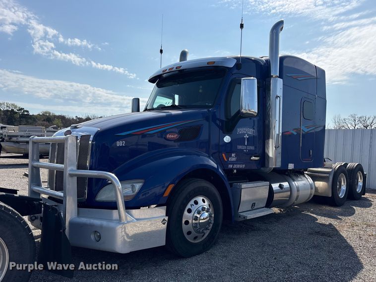 2016 Peterbilt 579 semi truck - ES8630