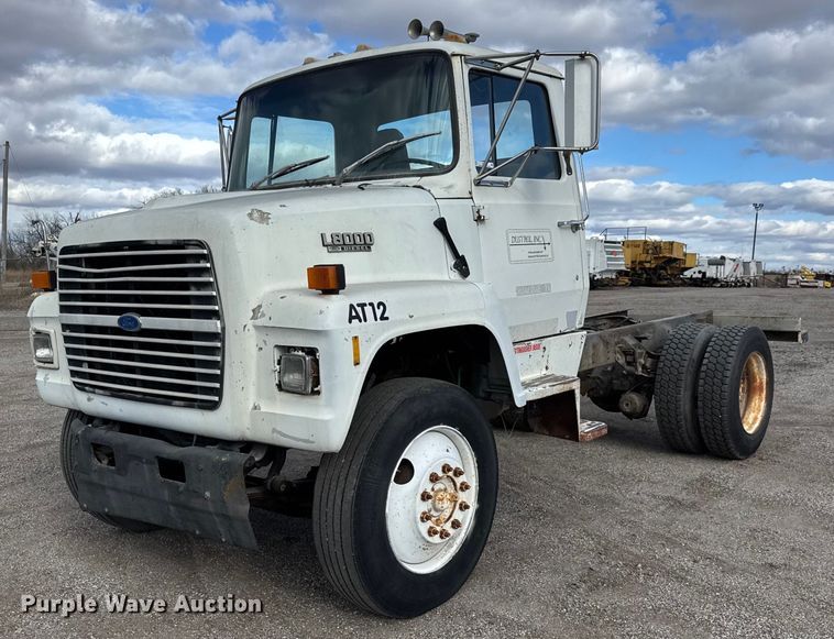 1987 Ford L8000 truck cab and chassis - ET4399