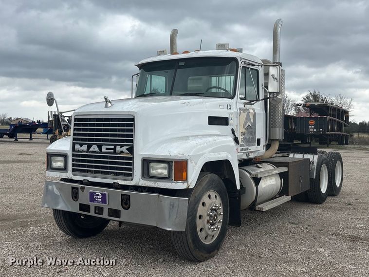 2001 Mack CH613 semi truck - EU0338