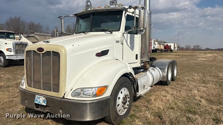 2008 Peterbilt 384 semi truck - EV2783