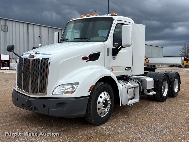 2022 Peterbilt 579 semi truck - FB3566