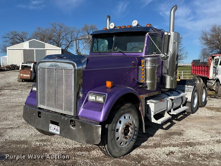 2006 Freightliner Classic semi truck - FB3581