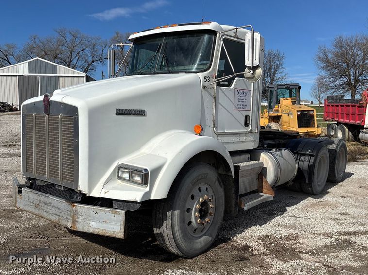 2003 Kenworth T800 semi truck - FB3582