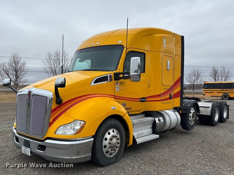 2020 Kenworth T680 semi truck - FB5500