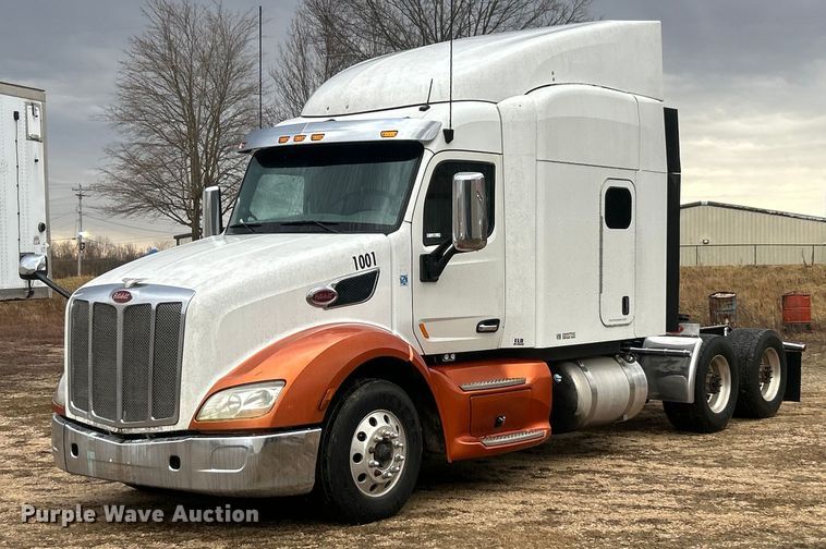 2016 Peterbilt 579 semi truck - FC5043