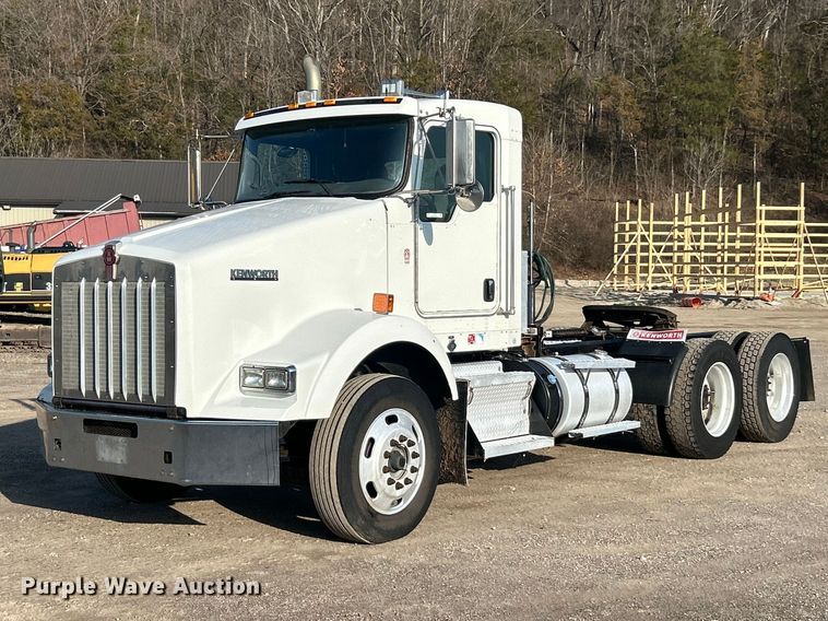 2012 Kenworth T800 semi truck - FC5167