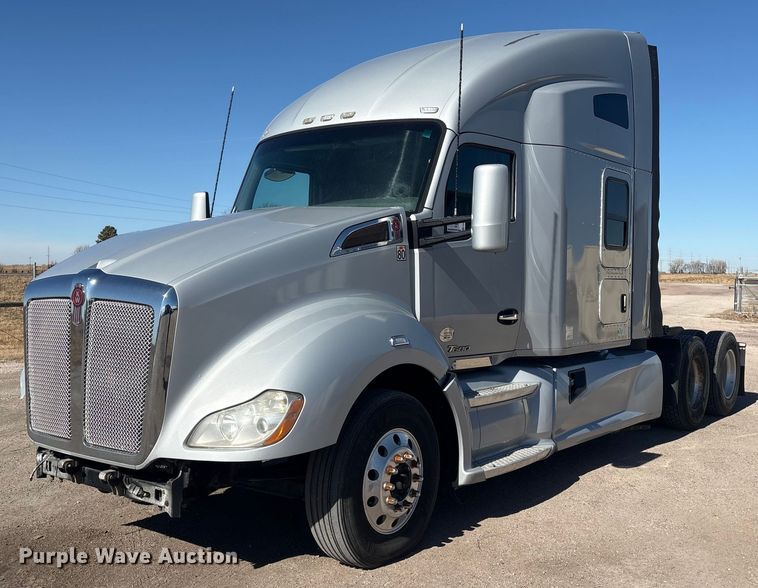 2018 Kenworth T680 semi truck - FG2693