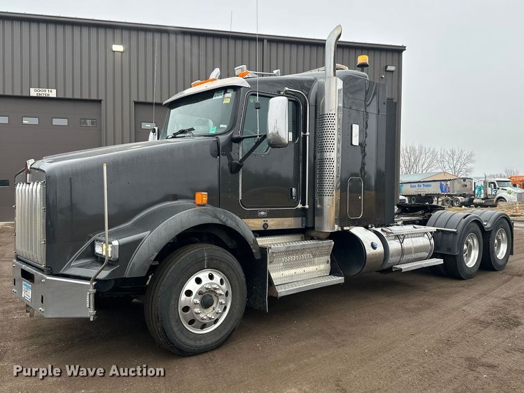 2017 Kenworth T8 Series semi truck - FK1718