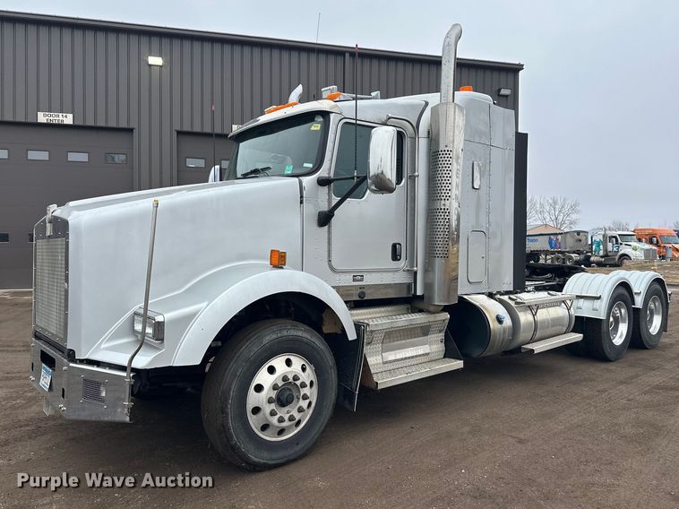 2017 Kenworth T800 semi truck - FK1719