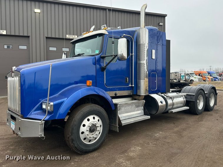 2016 Kenworth T800 semi truck - FK1720
