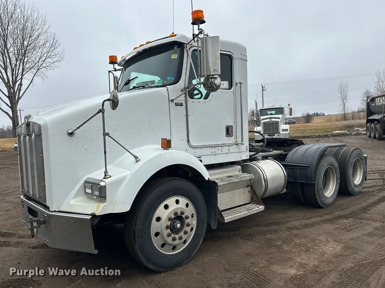 2000 Kenworth T800 semi truck - FK1722
