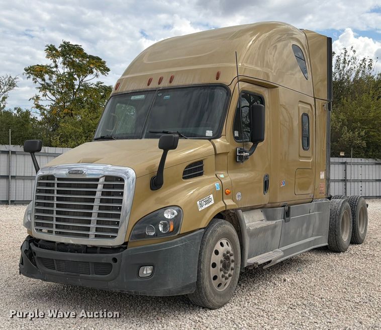 2018 Freightliner Cascadia semi truck - YA0646