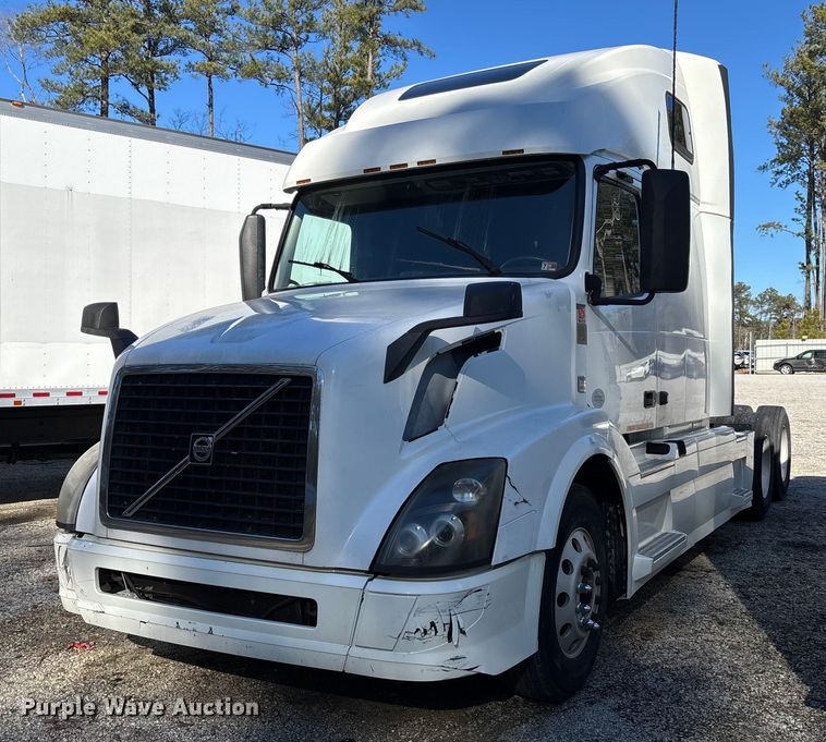 2016 Volvo  VNL semi truck - YA0711