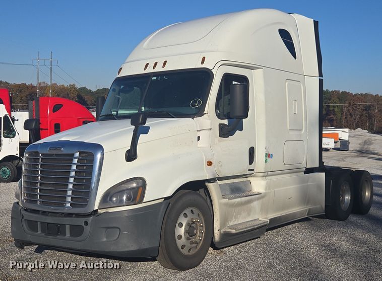 2016 Freightliner Cascadia semi truck - YA1387