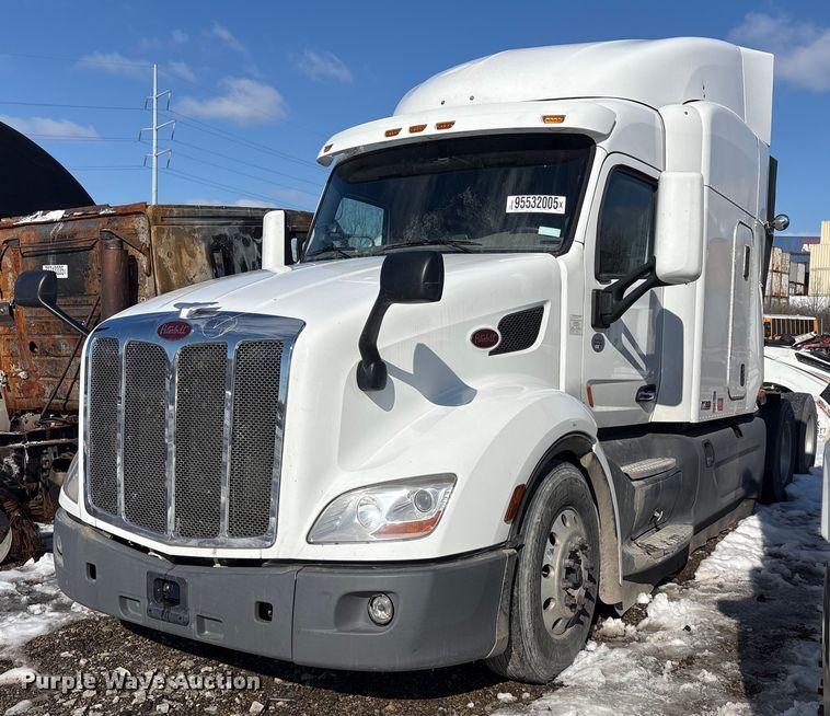 2018 Peterbilt 579 semi truck - YA1720