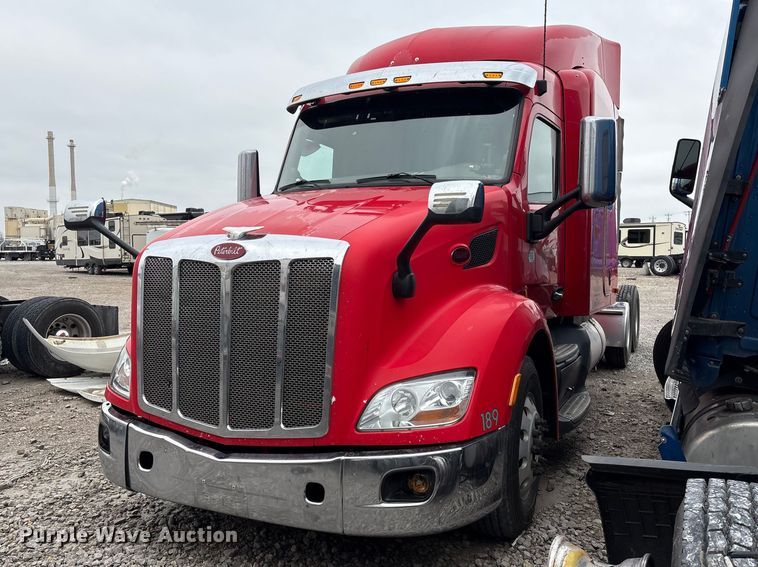 2016 Peterbilt 579 semi truck - YA1958