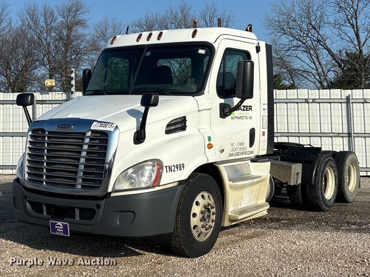 2015 Freightliner Cascadia semi truck - YA2504