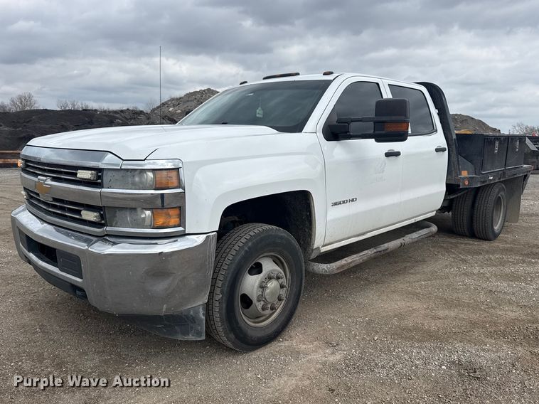 2015 Chevrolet Silverado 3500HD Crew Cab flatbed pickup truck - DQ4361