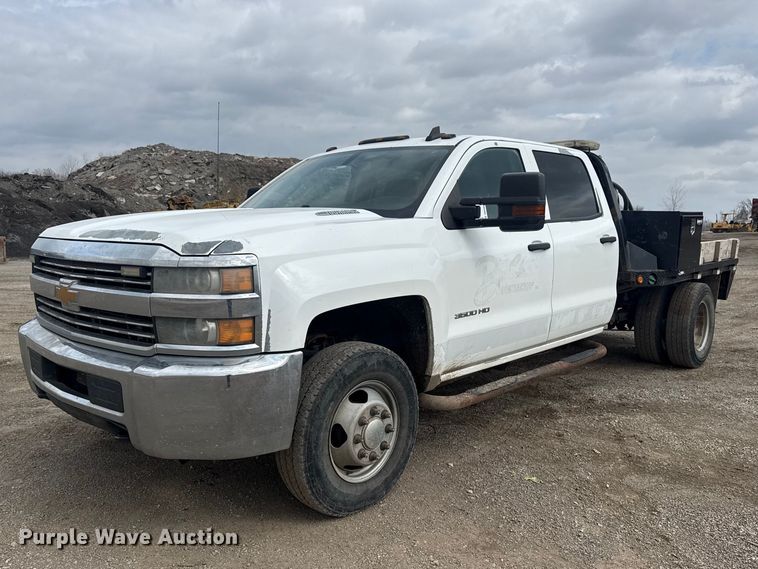 2015 Chevrolet Silverado 3500HD Crew Cab flatbed pickup truck - DQ4362