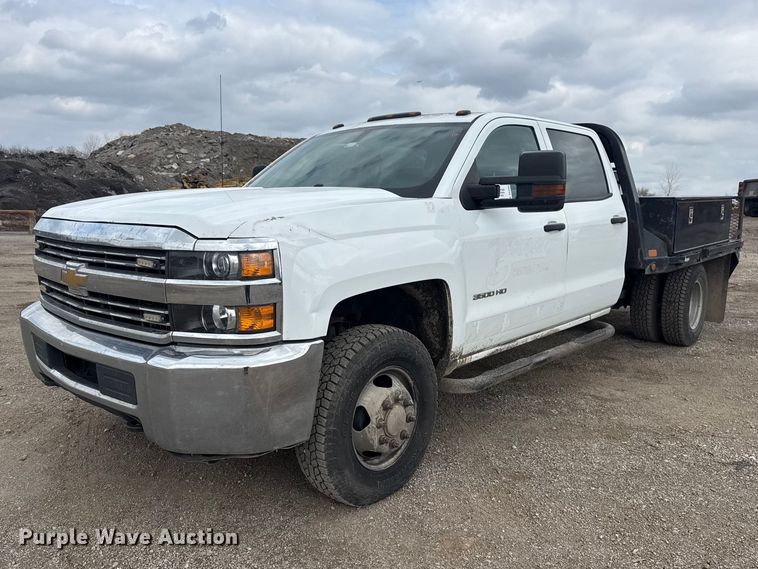 2017 Chevrolet Silverado 3500HD Crew Cab flatbed pickup truck - DQ4363