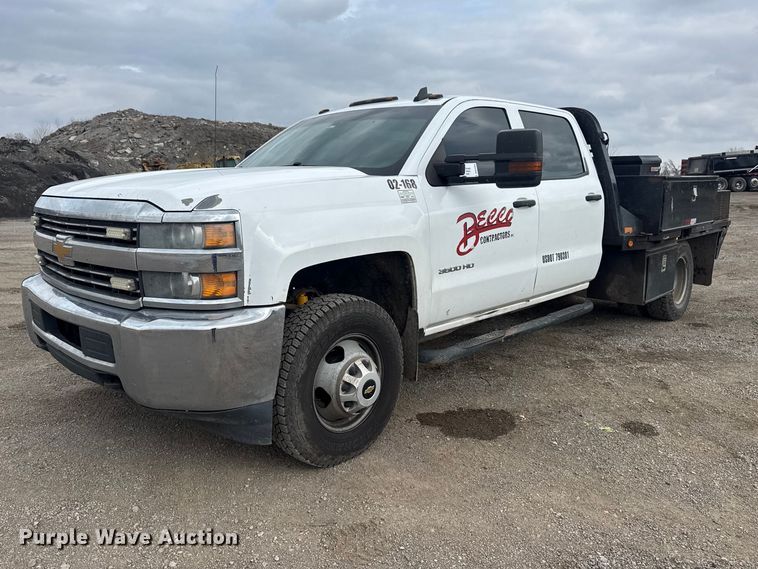 2016 Chevrolet Silverado 3500HD Crew Cab flatbed pickup truck - DQ4364
