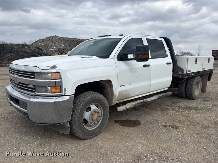 2015 Chevrolet Silverado 3500HD Crew Cab flatbed pickup truck - DQ4366