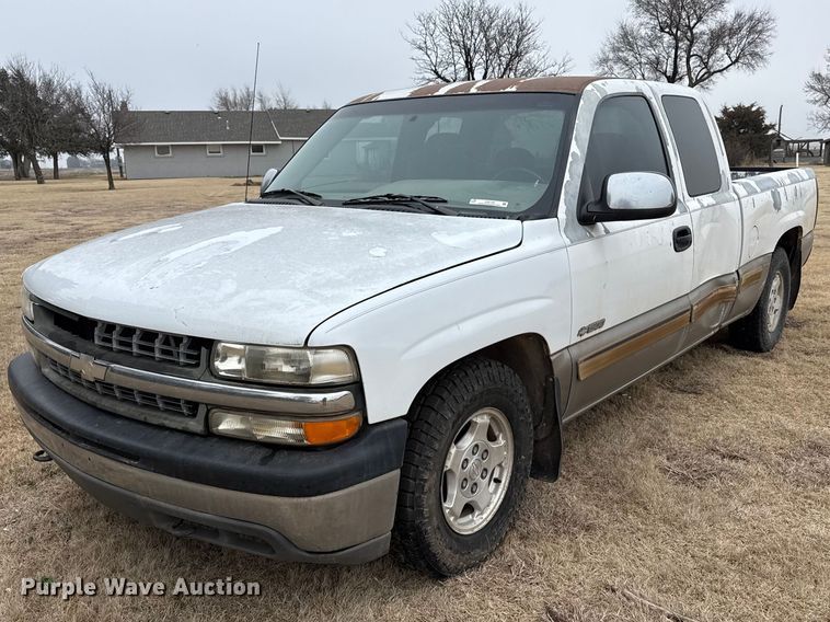 2002 Chevrolet Silverado 1500 Ext. Cab pickup truck - DZ5158