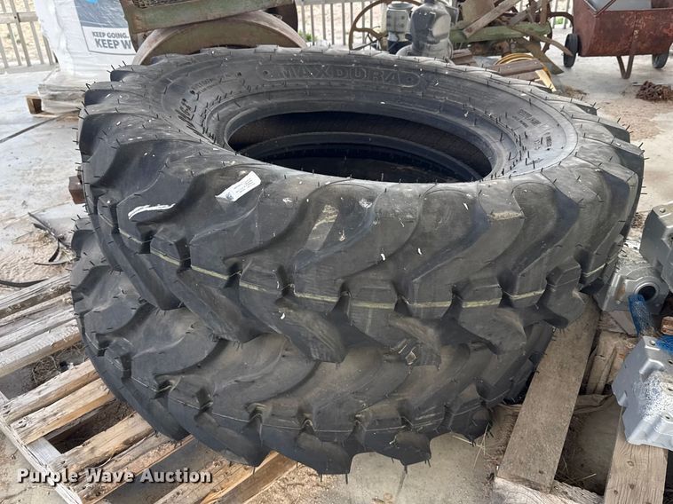 (2) tires - DZ5223