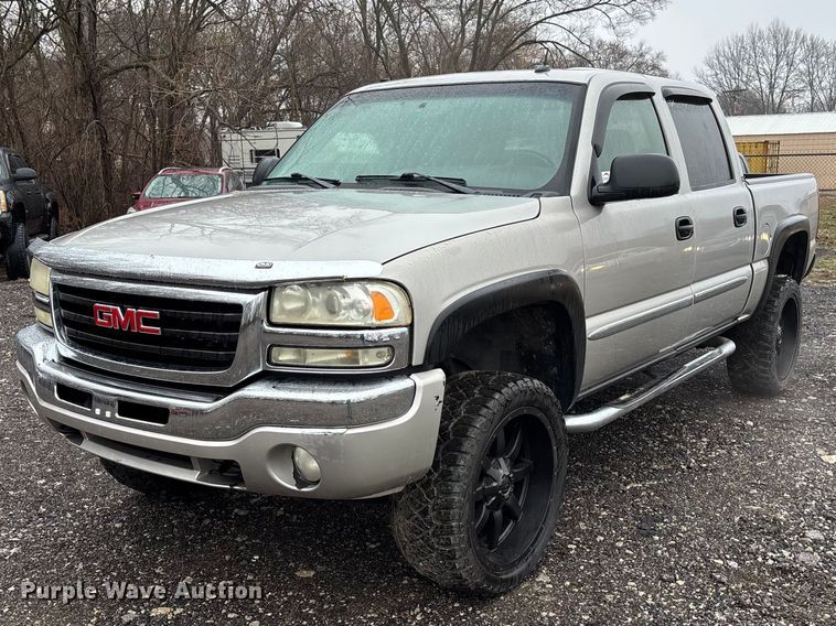 2005 GMC Sierra 1500 Crew Cab pickup truck - EA4475