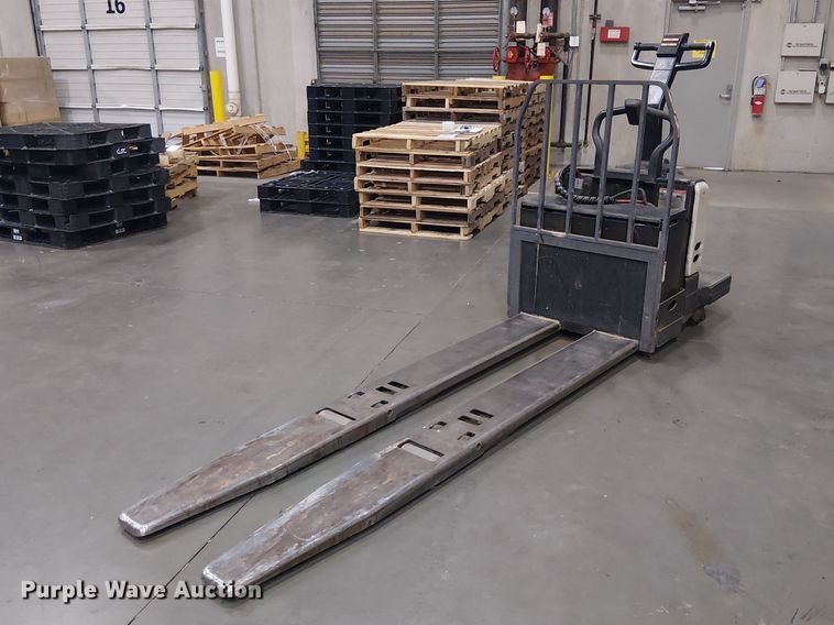 2004 Crown PE4000-60 pallet stacker - EE7981