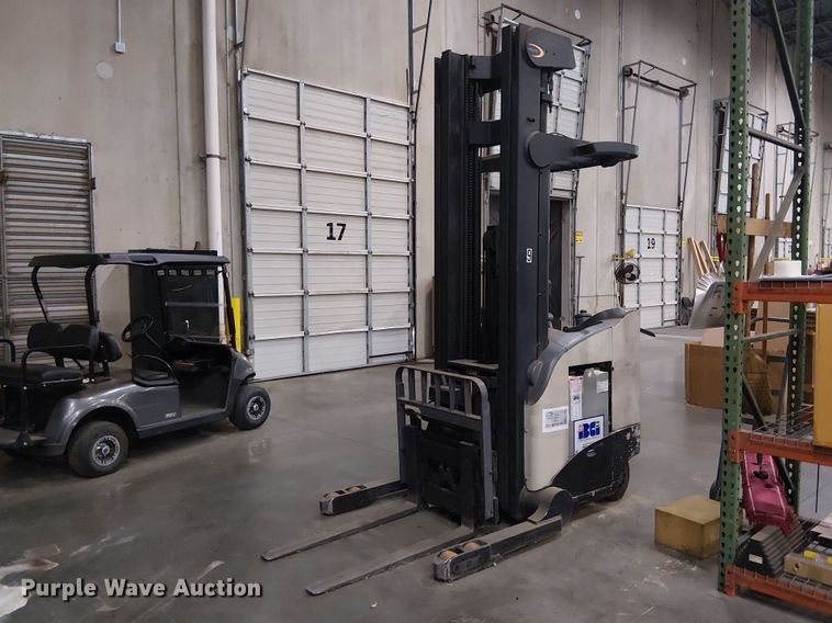 2004 Crown RD5220-30 reach truck - EE7982