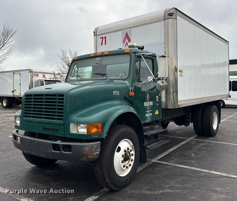2002 International 4700 box truck - EF2299