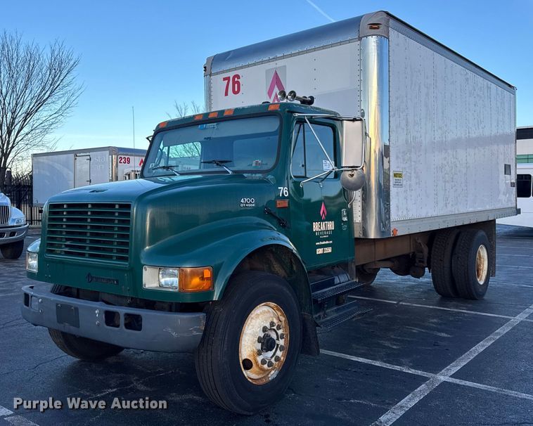 2002 International 4700 box truck - EF2301