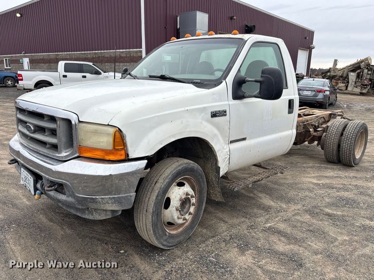 2001 Ford F550 truck cab and chassis - EM5027