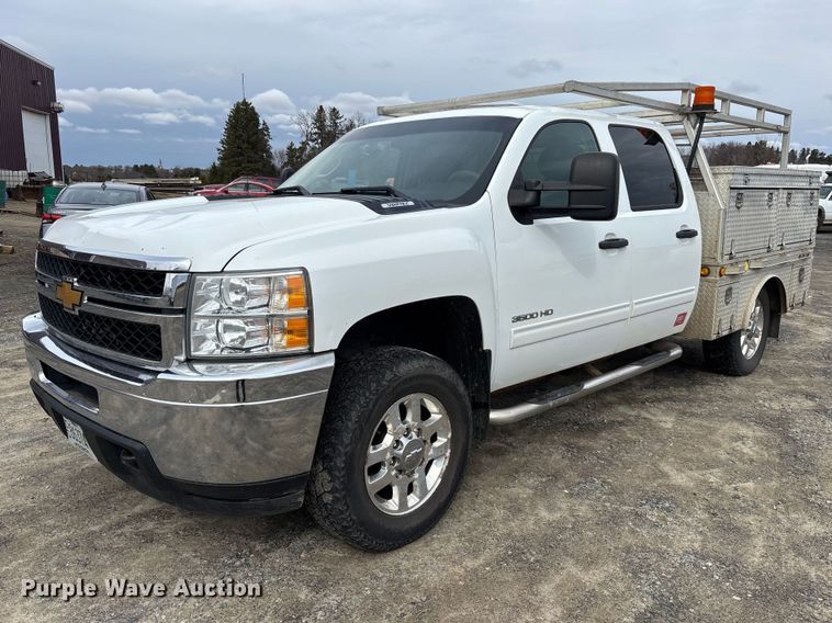 2013 Chevrolet Silverado 3500HD Crew Cab utility bed pickup truck - EM5032