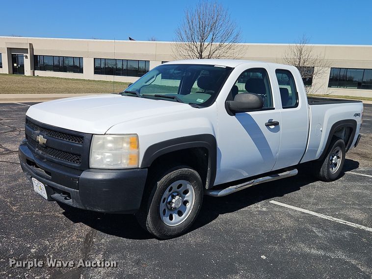 2010 Chevrolet Silverado 1500 Ext. Cab pickup truck - EO7071