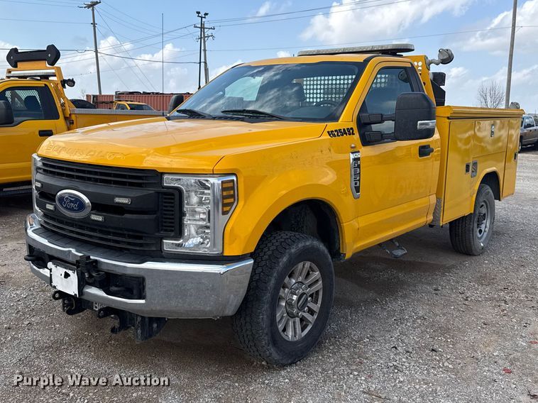 2019 Ford F350 Super Duty utility bed pickup truck - ES5951
