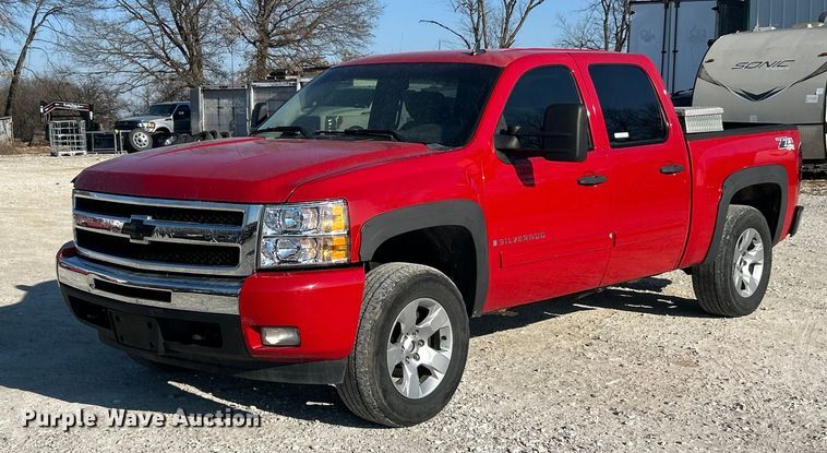 2009 Chevrolet  Silverado 1500 LT Crew Cab pickup truck - ET6982