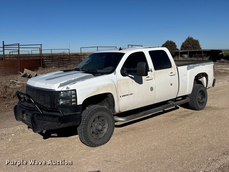 2008 Chevrolet Silverado 2500HD Crew Cab pickup truck - FB0904
