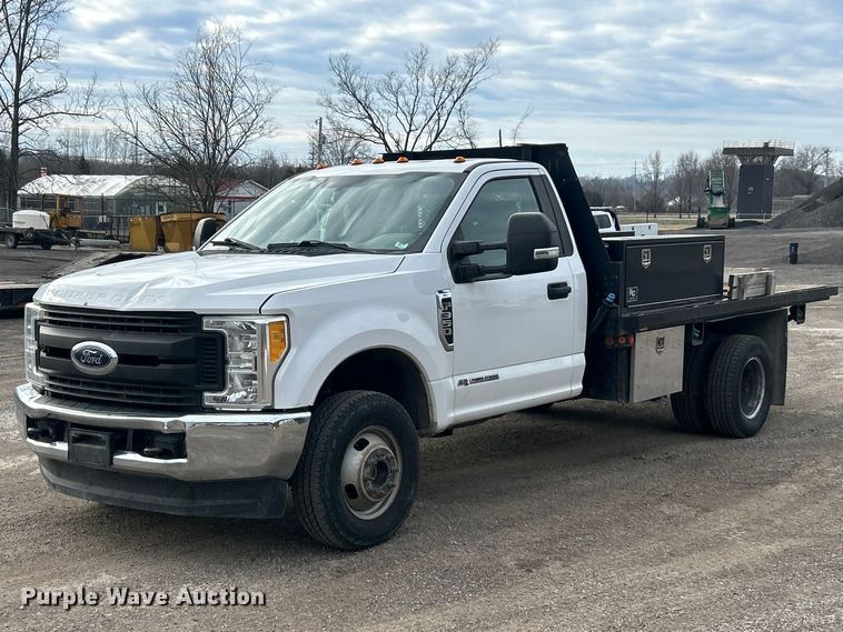 2018 Ford F350 XL Super Duty flatbed pickup truck - FC5075