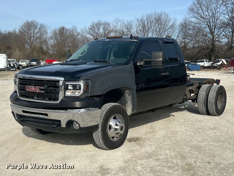 2011 GMC Sierra 3500HD Ext. Cab pickup truck cab and chassis - FC5191
