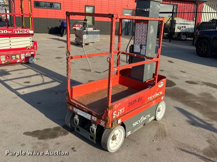 2016 Skyjack SJ12 scissor lift - FG2784