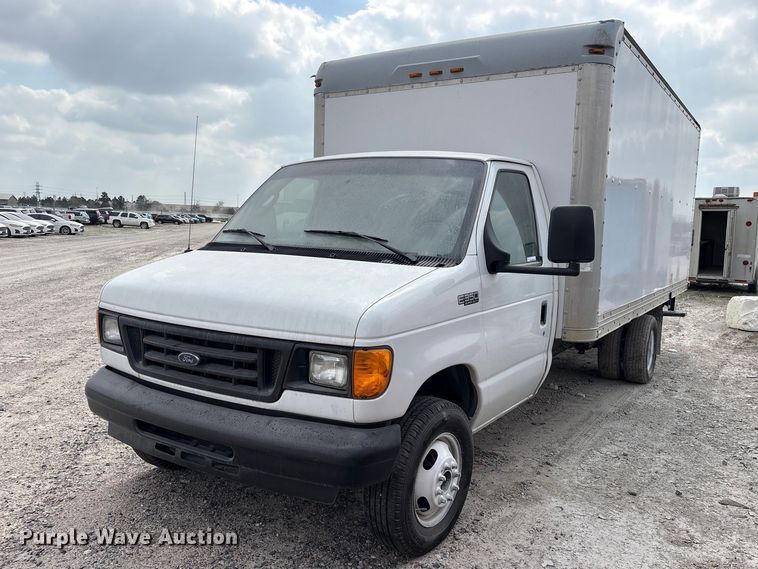2005 Ford E350 box truck - YA1873