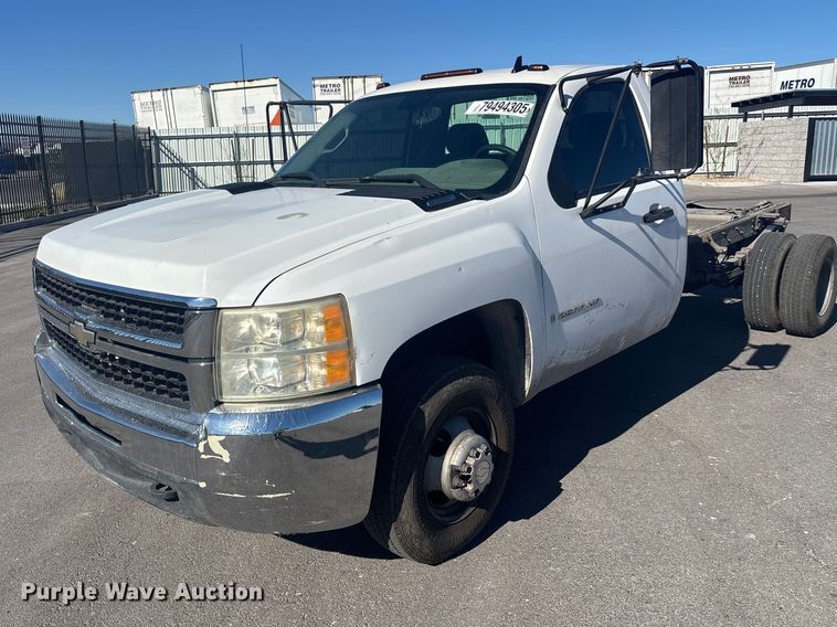 2007 Chevrolet Silverado 3500HD pickup truck cab and chassis - YA2721
